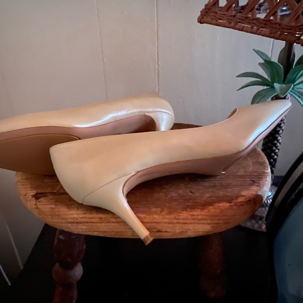 NWOT Nude Nine West kitten heels never worn